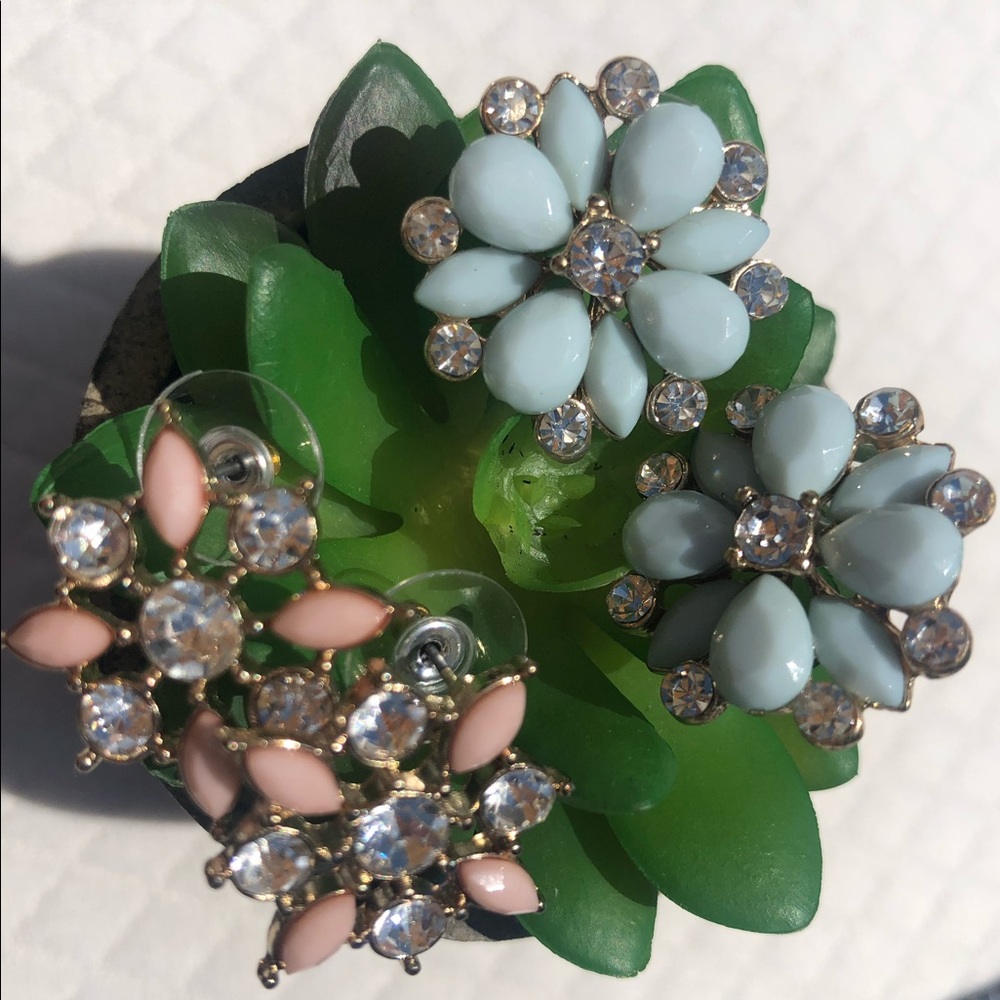 Beautiful bundle of flowery classic earrings ✨ Timeless feel✨ - Picture 3 of 12
